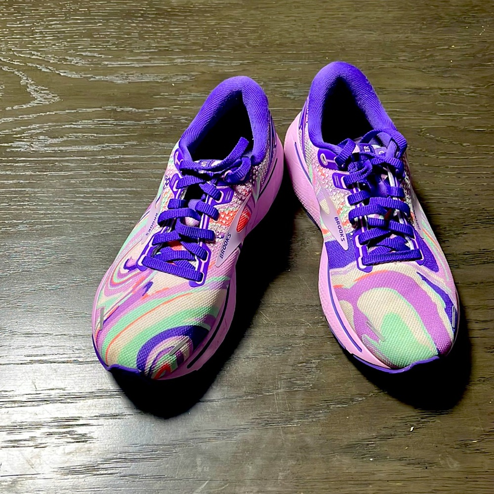 Excellent condition- Ghost Brooks size 5.5